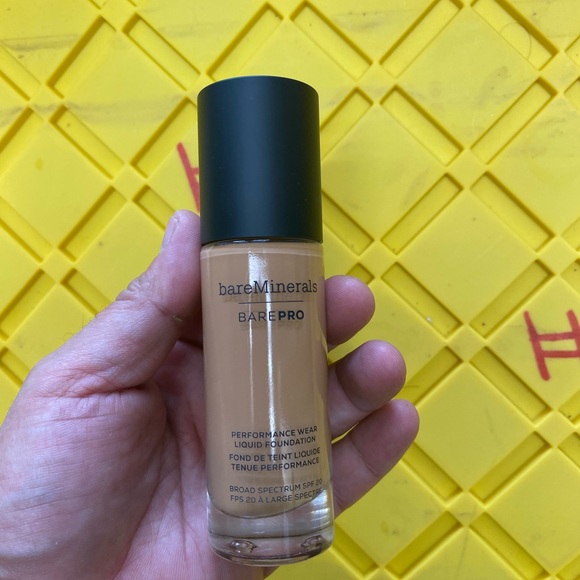 BareMinerals BarePro Performance Wear Liquid Foundation Nutmeg 24 0.34 oz - Picture 3 of 7